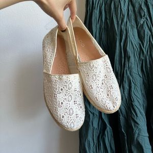 New white lace flower pattern espadrille flat shoes, US 7.5